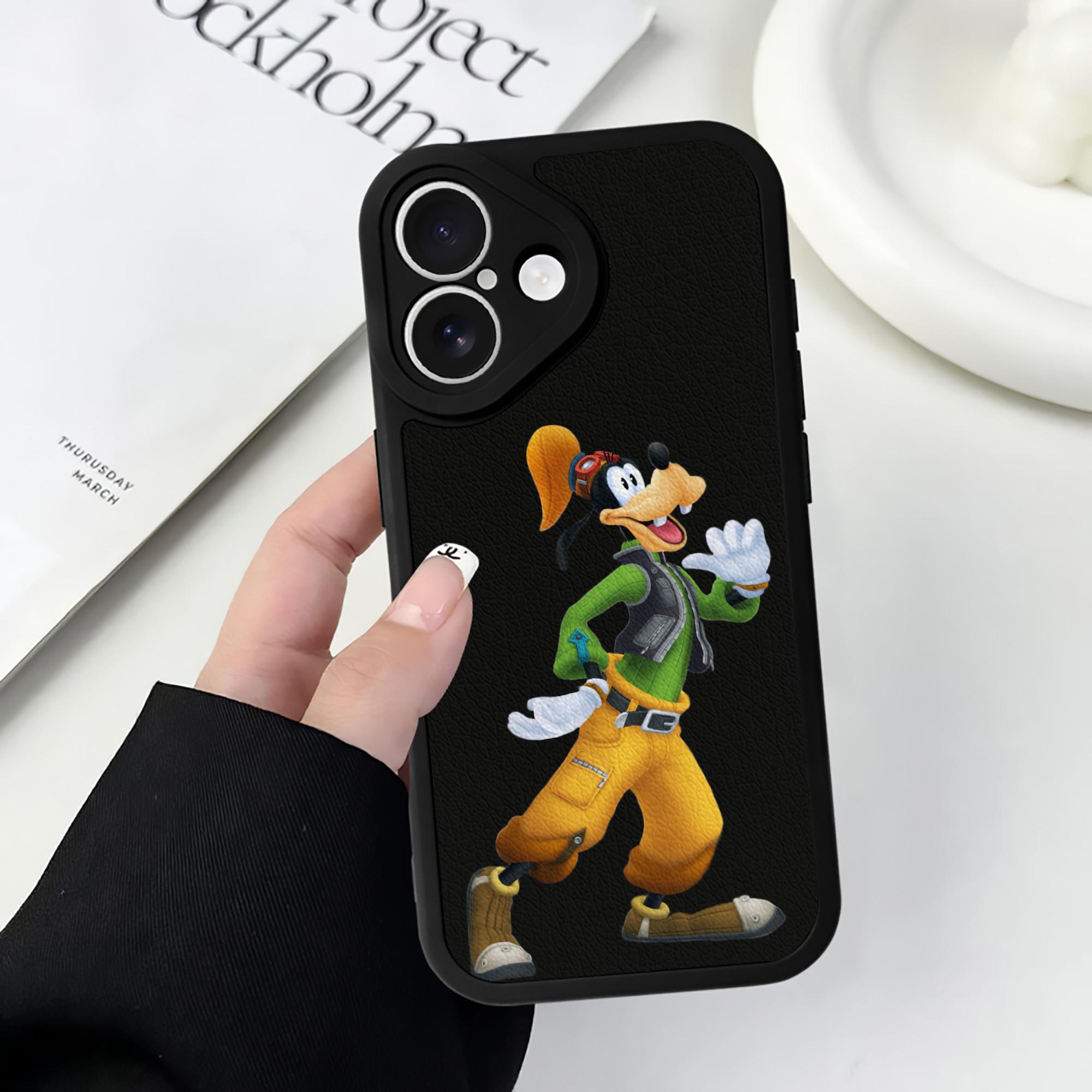 （画像用） ミッキーマウス Mickey Mouse 【iPhone 16シリーズ対応】シリコンスマホケース（レザー調） 材質：シリコン